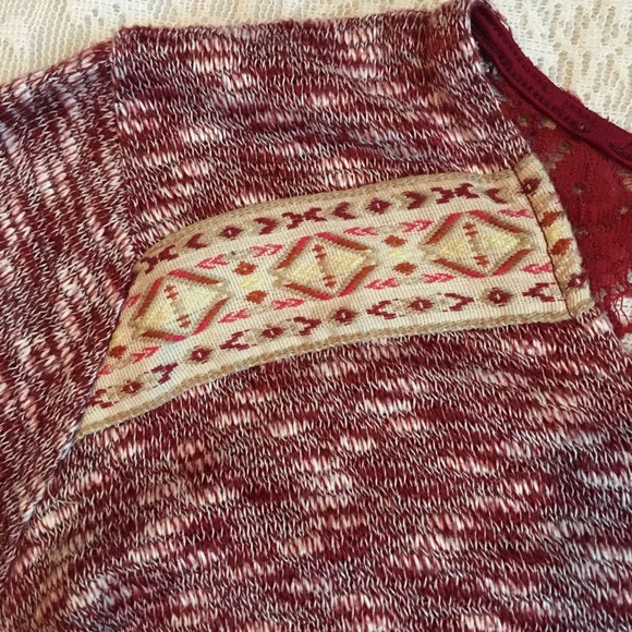 - Adorable Plus size crop sweater with lace back - Picture 3 of 6